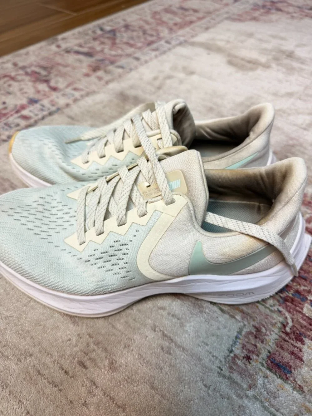 Nike Zoom Winflo 6 In White/Skyblue Women's  Sneakers Size 7.5 in Great Shape
